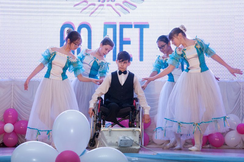 Ýnıversıtet túlegi naýqas balaǵa 200 myń teńge tabys etti