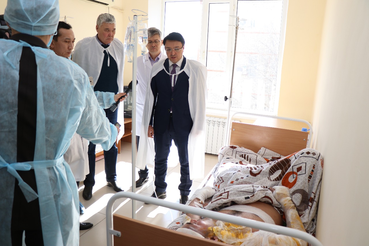 Úkimettik komıssııa Qarabatandaǵy jataqhanadaǵy órttiń mán-jaıyn anyqtaýmen aınalysýda 