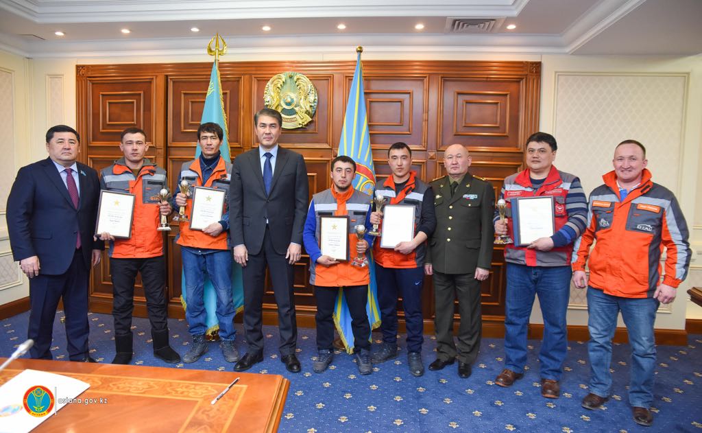 Áset Isekeshev órt kezinde erlik kórsetken qurylysshylardy marapattady
