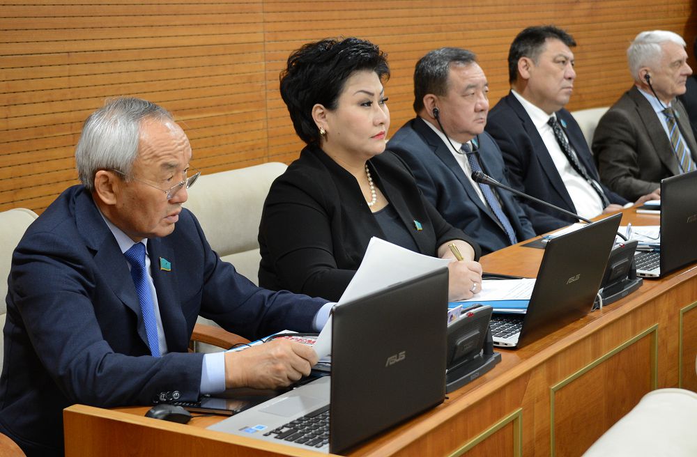 Parlamentshi paıymy: Ustazdar múddesin qorǵaý – ózekti másele