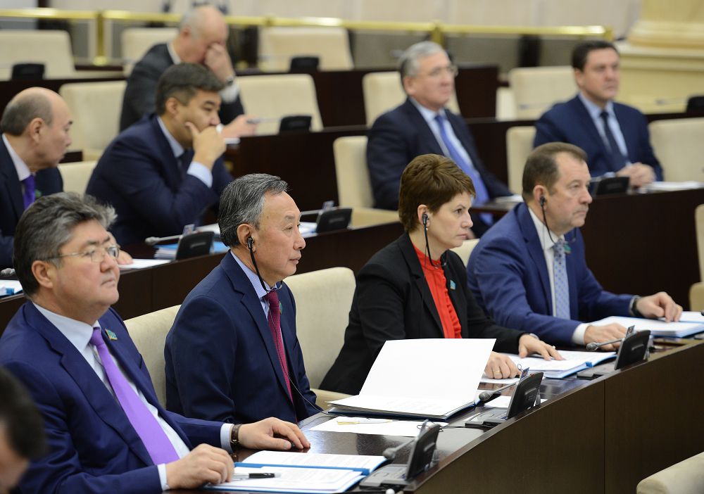 Depýtat saýaly: Ulty qazaq estimeıtin jáne nashar estıtin balalar orys tilinde oqýǵa májbúr