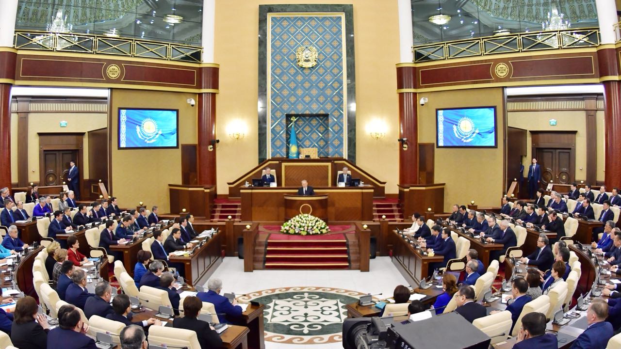 Prezıdent tómen jalaqy alatyndar úshin salyqty 10 esege azaıtýdy tapsyrdy