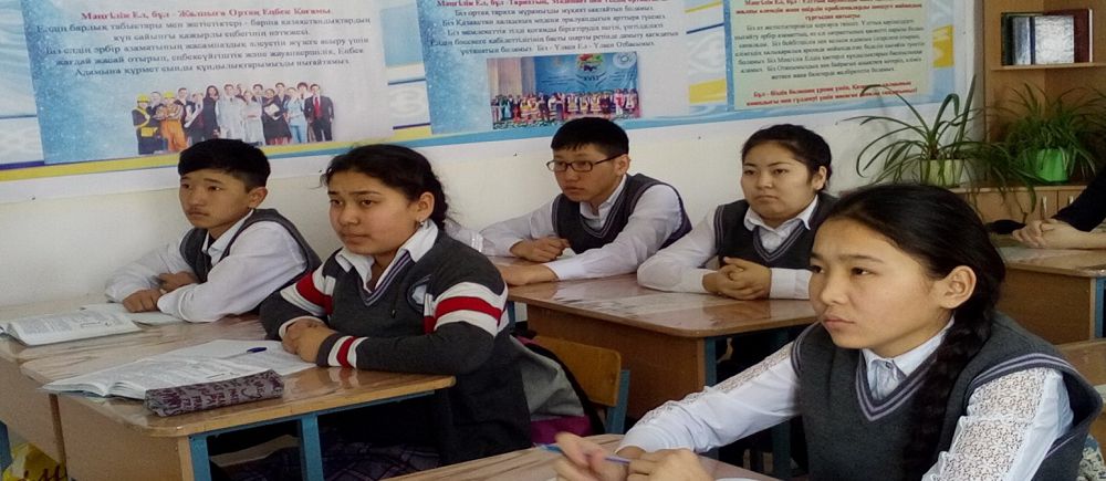 Shalǵaı aýyldaǵy oqýshylarǵa qoldaý kórsetedi