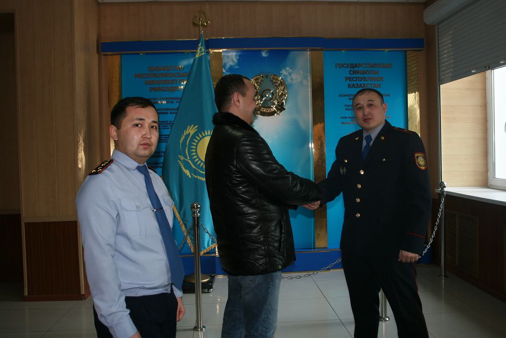 Polıseıler jarty mıllıon teńgeni ıesine berdi