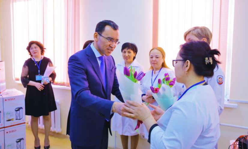 Máýlen Áshimbaev jedel járdem qyzmetkerleri men qamkóńil qarııalardy merekemen quttyqtady