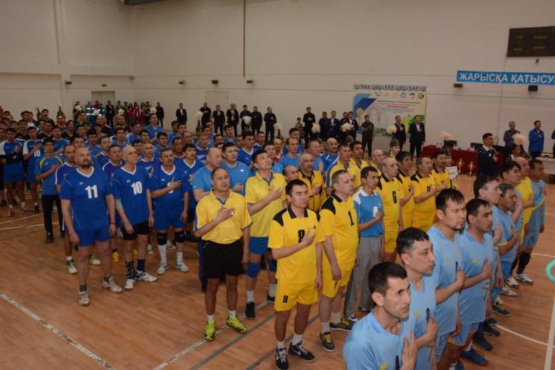 Mańǵystaýlyq ardagerler men jastar voleıboldan ashyq týrnırge qatysty