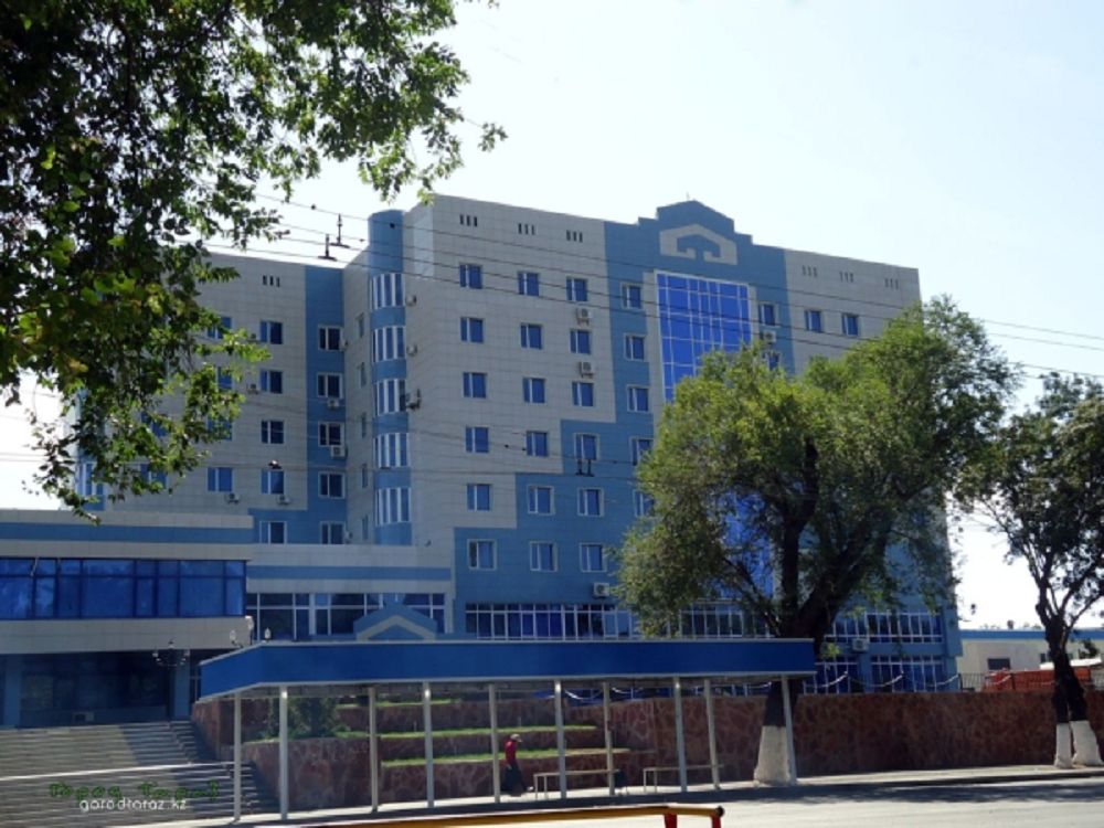 Qalany qos ókpeden qysqandaı...