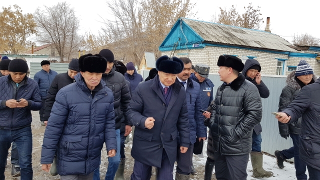 Oblys ákimi sý basqan úılerdiń turǵyndarymen kezdesti