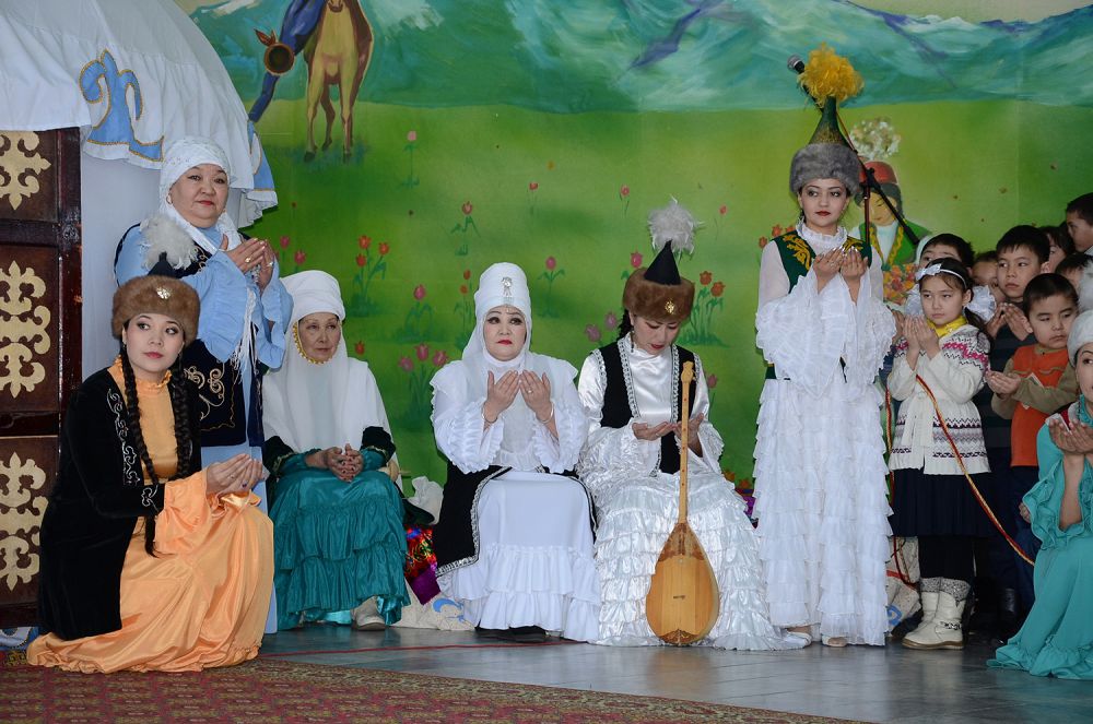 Semeıdegi Abaı teatry ujymy oqýshylarmen kezdesti