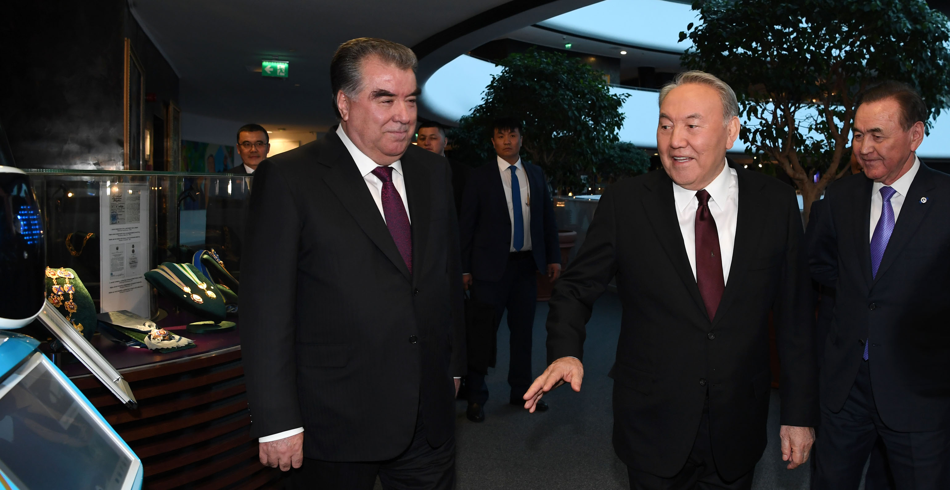 Nursultan Nazarbaev pen Emomalı Rahmon Qazaqstan Respýblıkasynyń Tuńǵysh Prezıdenti – Elbasy kitaphanasyna bardy