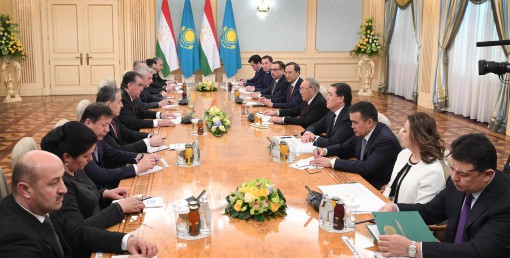 Memleket basshysy Tájikstan Respýblıkasynyń Prezıdenti Emomalı Rahmonmen keńeıtilgen quramda kelissóz júrgizdi