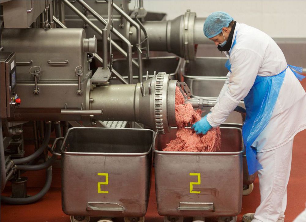 
Eki birdeı et óńdeý kombınaty salynady