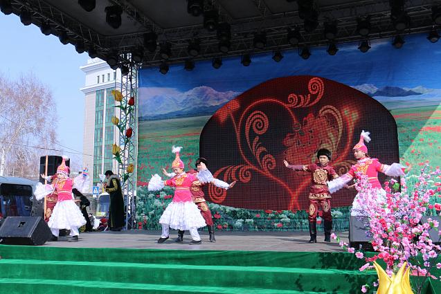 
О́skemende ózgeshe aksııa ótedi