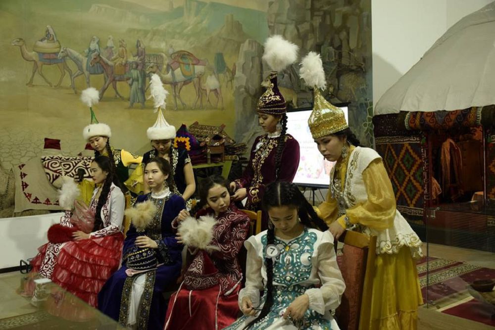 Atyraýda burymdy qyzdar baıqaýy ótti