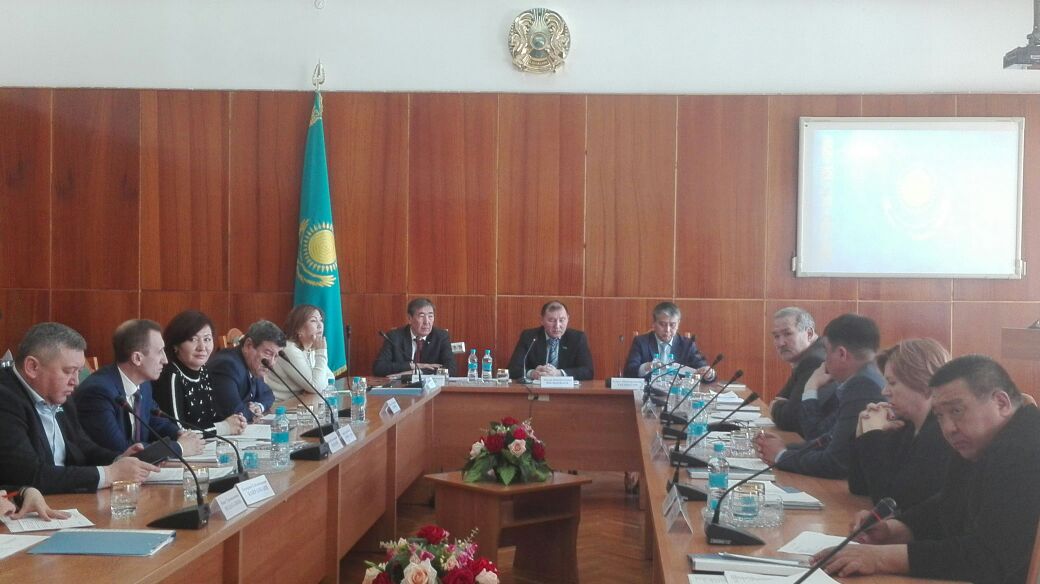 Semeılik depýtattar Aıagóz turǵyndaryna qaıyrymdylyq kórsetý aksııasyn qoldady