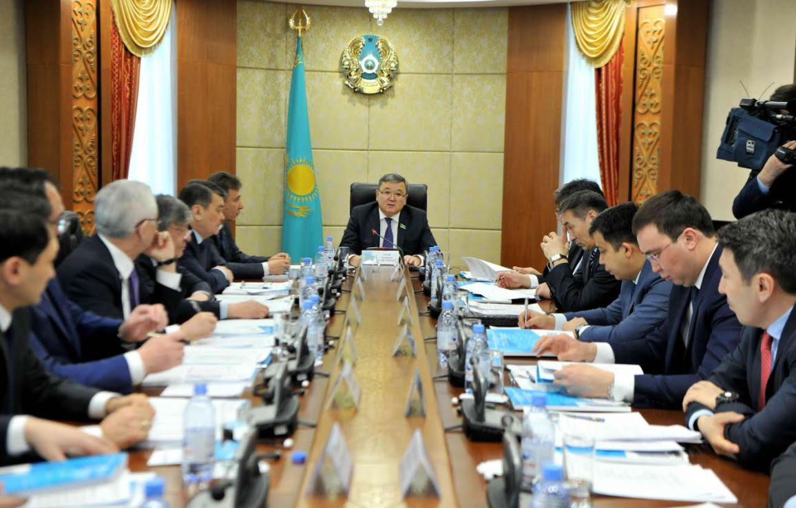 Senatta Áleýmettik-kásipkerlik korporasııalardyń tıimdiligin arttyrý týraly dóńgelek ústel ótti