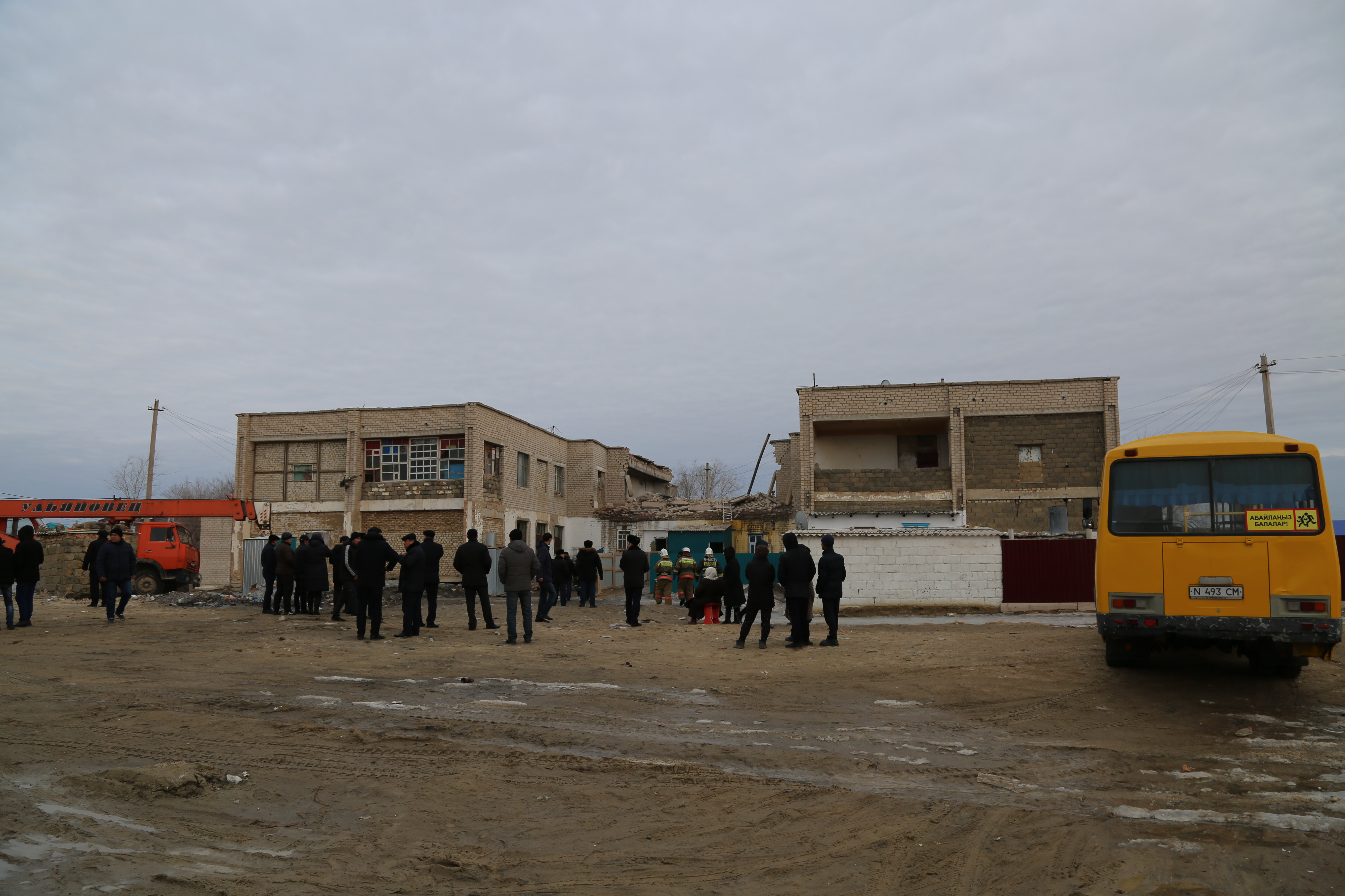 Aralda ekiqabatty úıdi bólip turǵan ótkel qulady
