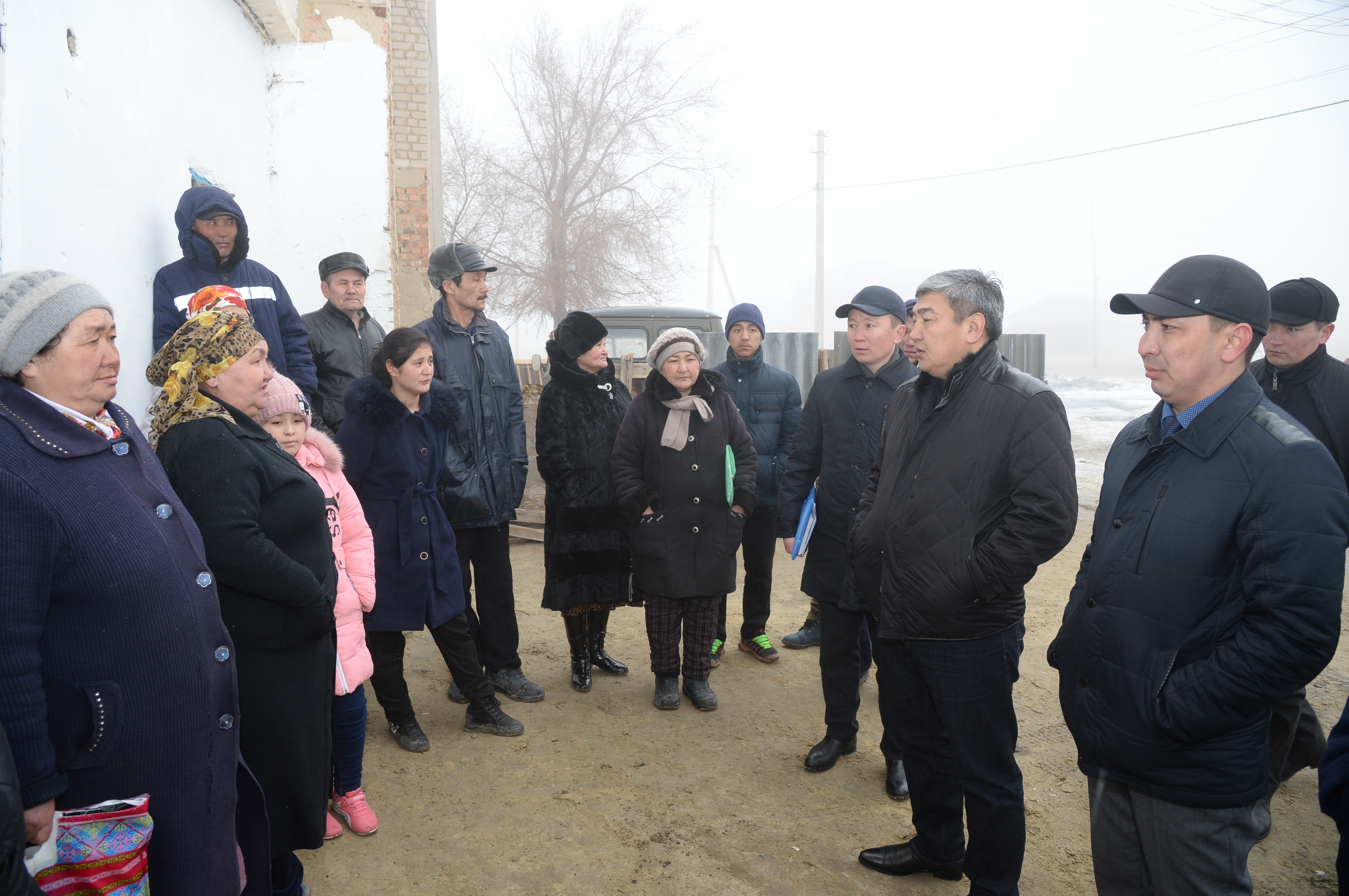 Qyzylorda oblysynyń ákimi Aral qalasyndaǵy apatty úı turǵyndarymen kezdesti
