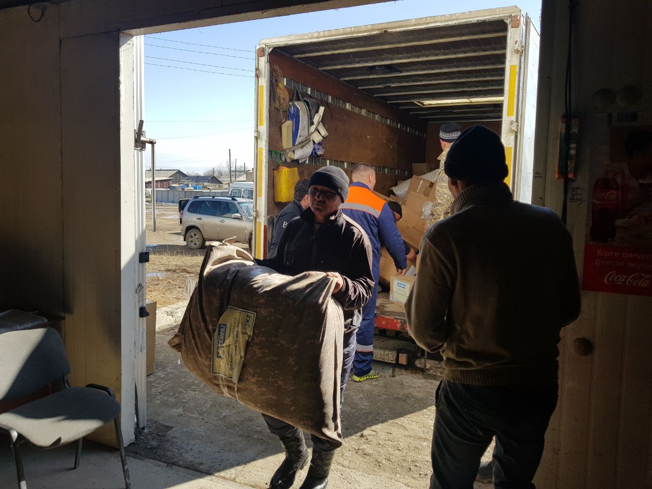 Astanadan Aıagózge tórt myń dana tigin jáne trıkotaj ónimderi jetkizildi