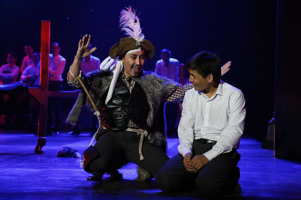 Teatr: Balalyqtyń beıkúná beınesi