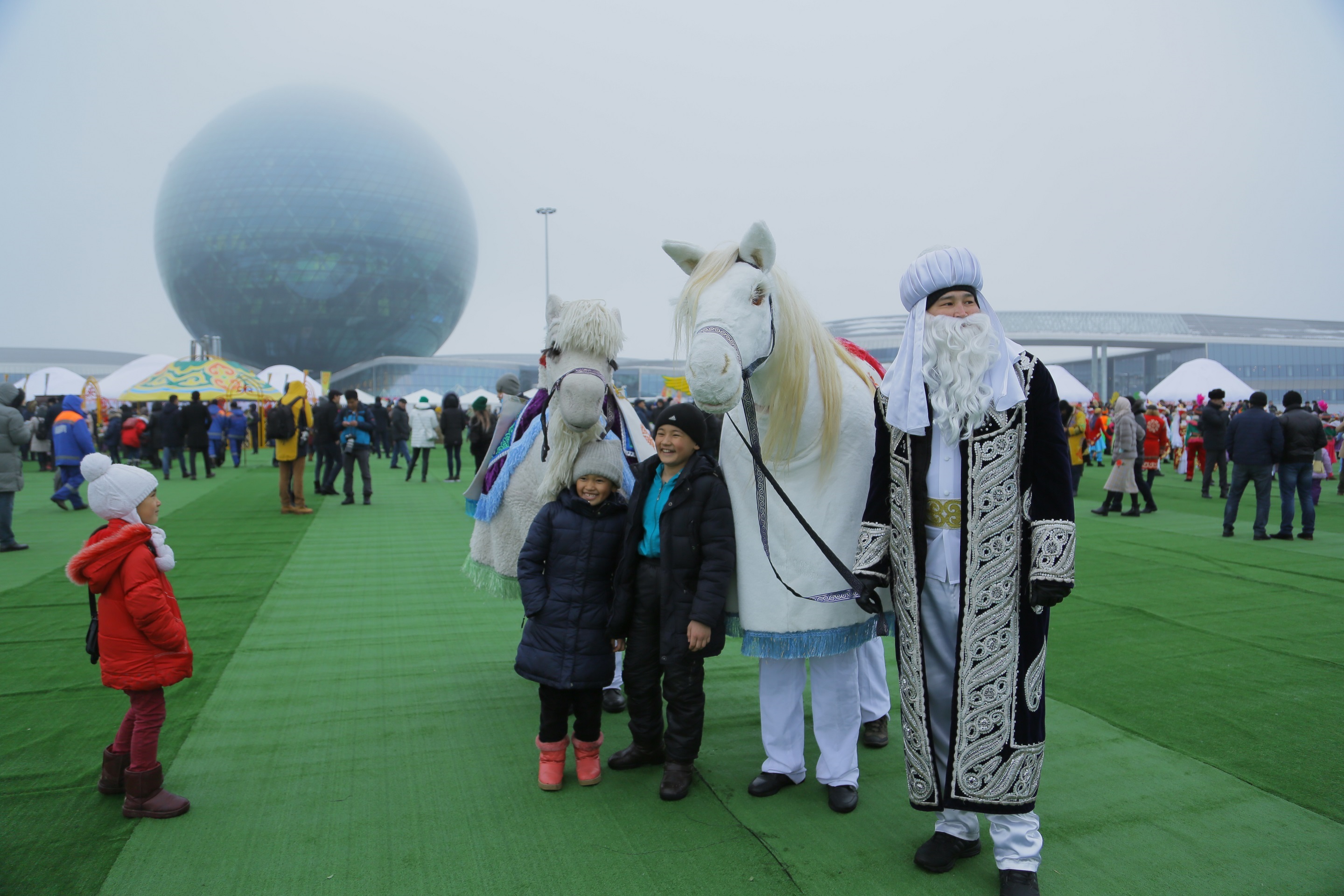 EKSPO kesheni aýmaǵynda Naýryz meıramyna toılaýǵa 10 myńnan astam adam keldi