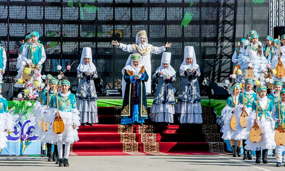 О́skemende Astananyń 20 jyldyǵyna oraı 20 kıiz úı tigildi
