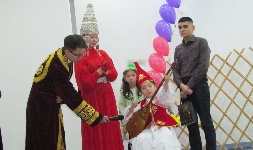 Semeıdegi QazIGZÝ Naýryz toıynda qaıyrymdylyq sharasyn ótkizdi