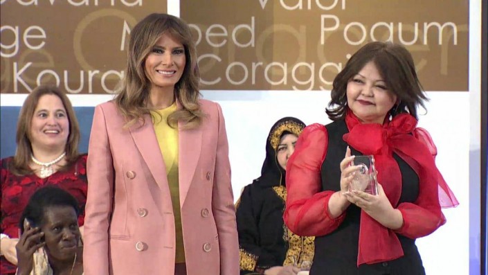 Aıman Omarova Melanııa Tramptyń qolynan marapat aldy