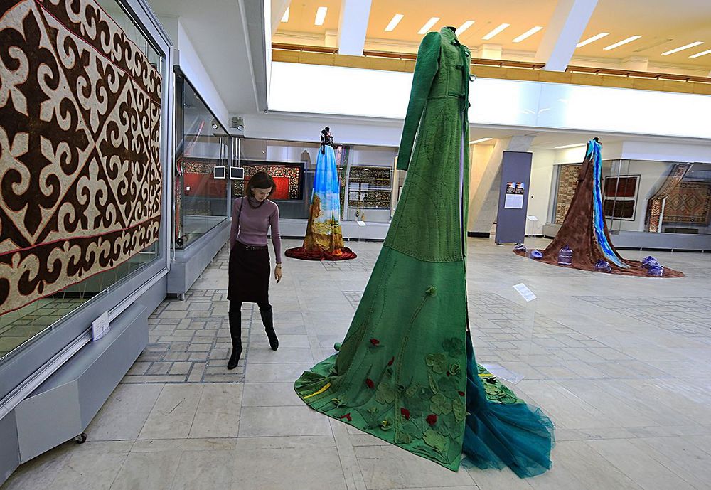 Lamın M men qazaq dızaı­nerleri birlesip 4 metrlik kóılek tikti