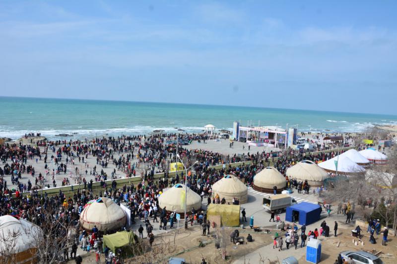 Dýmandy sharalar teńiz jaǵalaýynda ótti