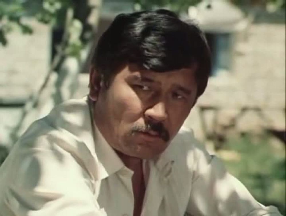 Esse. «Saǵynsańdar meni, teatrǵa bararsyńdar!..»