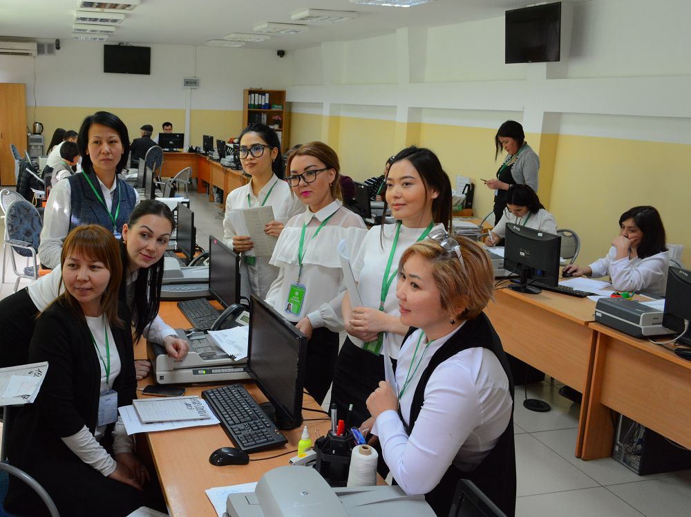 Álııa men onyń áriptesteri áleýmettik sanattaǵy topqa qolushyn berýde ónege kórsetip keledi