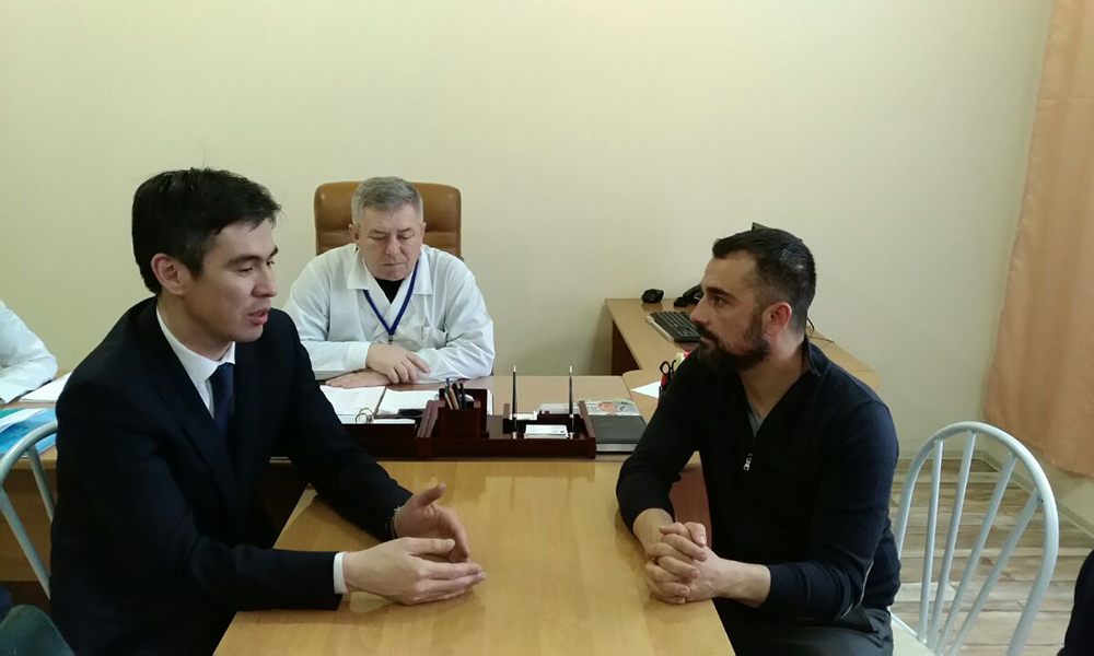 О́skemende elimizde tuńǵysh ret robot kómegimen operasııa jasaldy