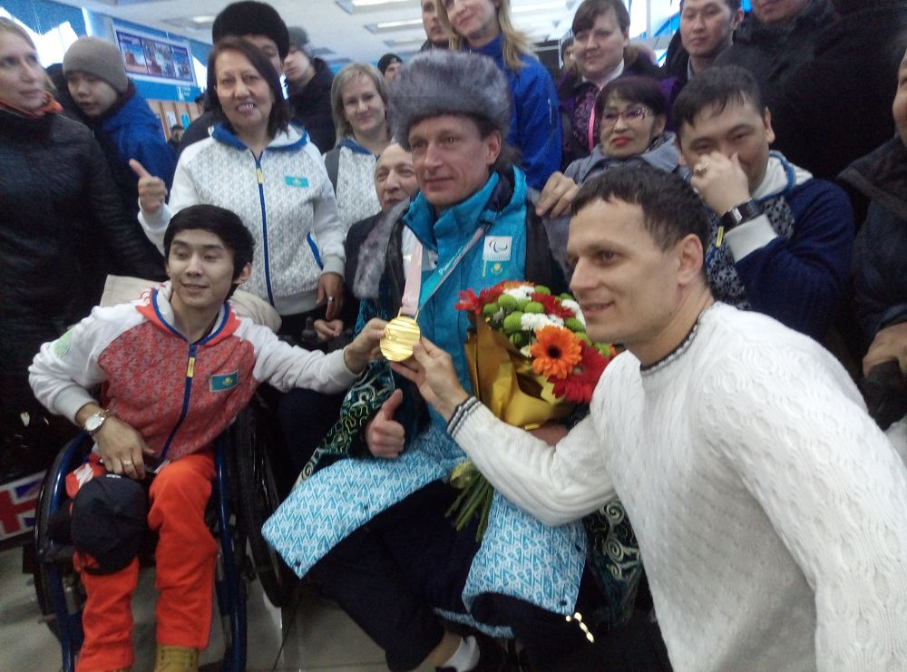Qostanaılyqtar paralımpıada chempıony Aleksandr Kolıadındi áýejaıdan qarsy aldy