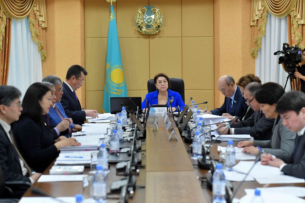 Senat komıtetinde zańnamaǵa kóshi-qony máseleleri boıynsha túzetýler qaraldy