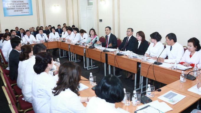 Baqytjan Saǵyntaev OQO-da densaýlyq saqtaý júıesin damytýdyń ózekti máselelerin talqylady

