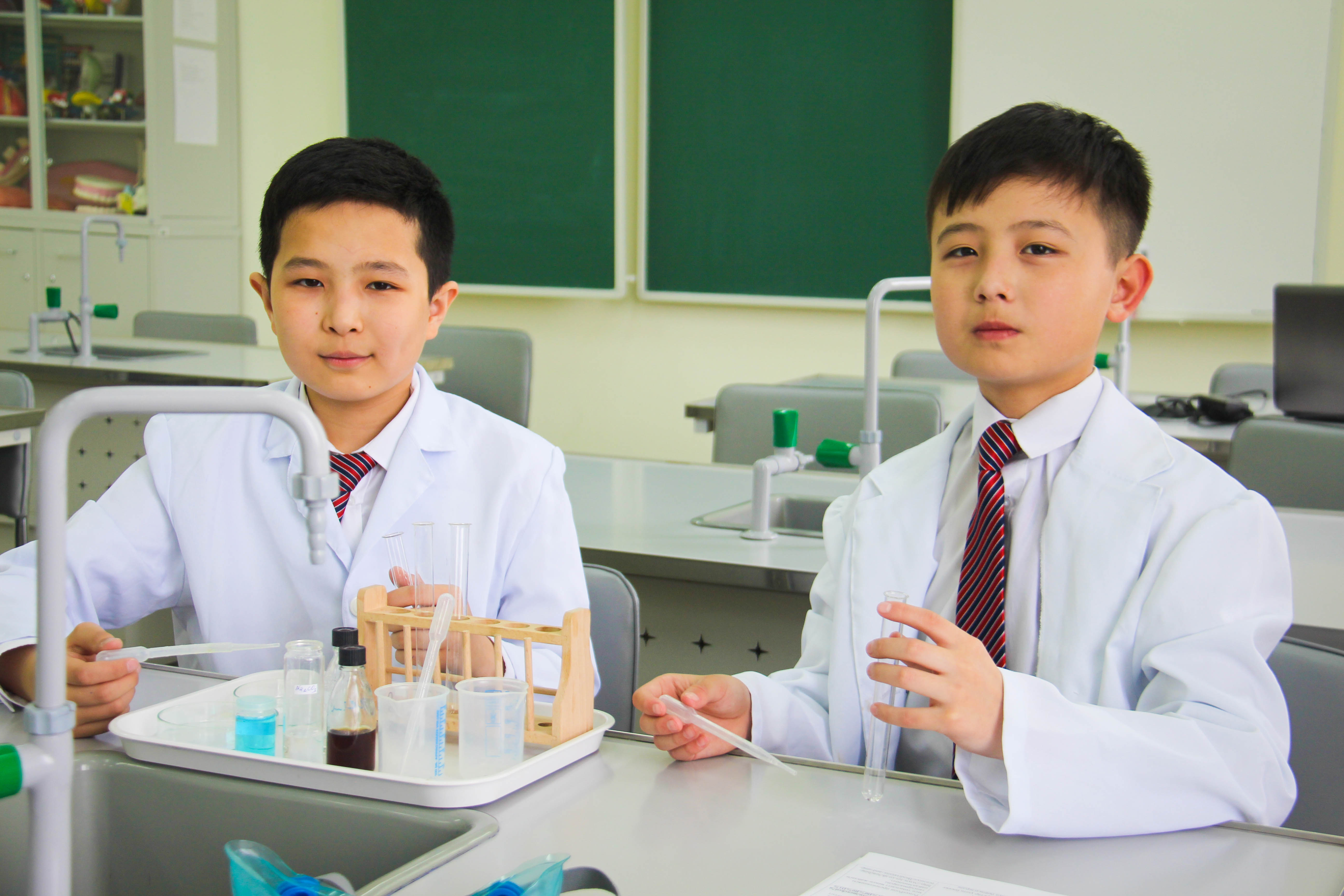 Atyraýlyq oqýshylar banannyń paıdasyn anyqtady

