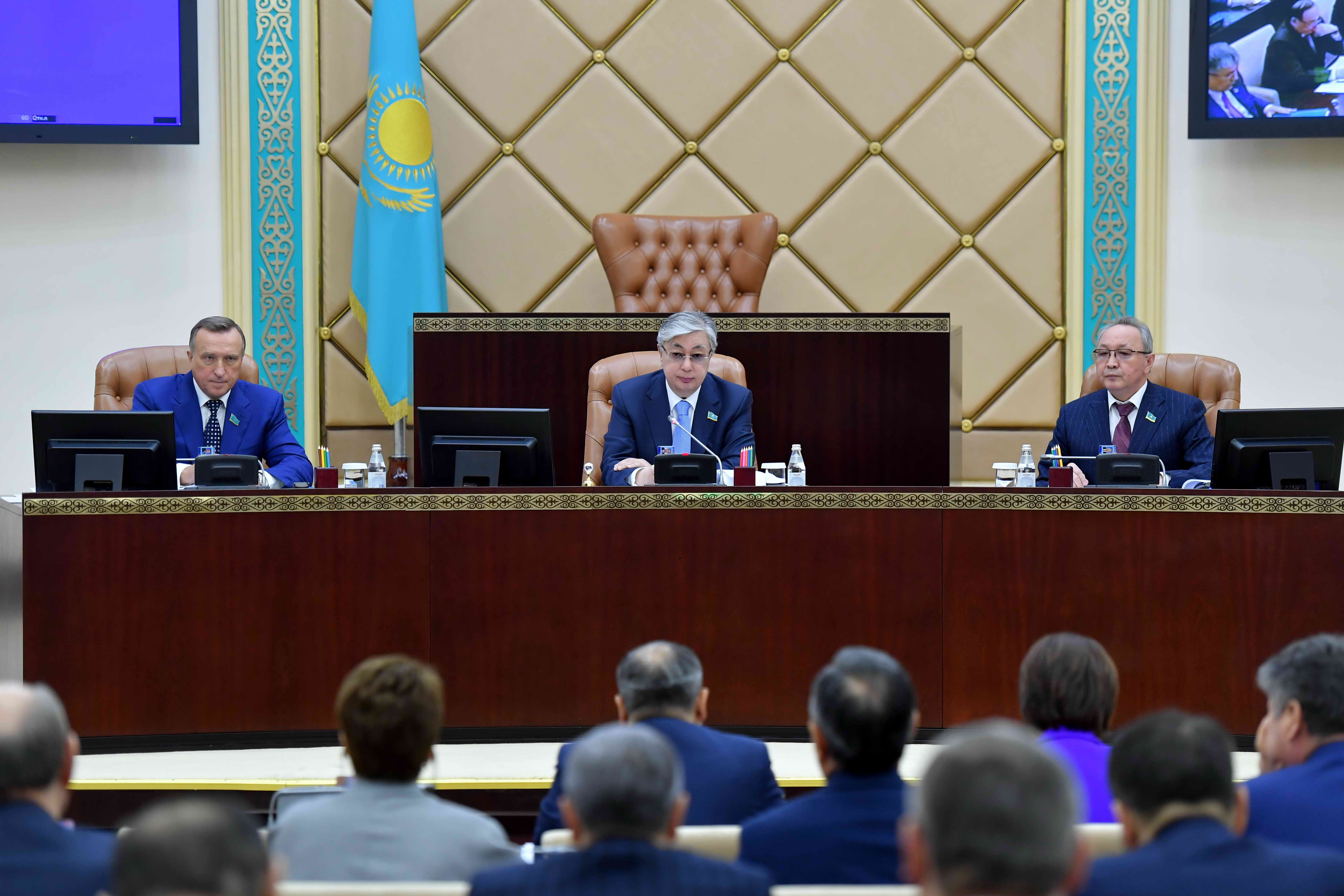 Senat zańnamaǵa halyqtyń jumyspen qamtylýy jáne kóshi-qony máseleleri boıynsha túzetýlerdi qabyldady

