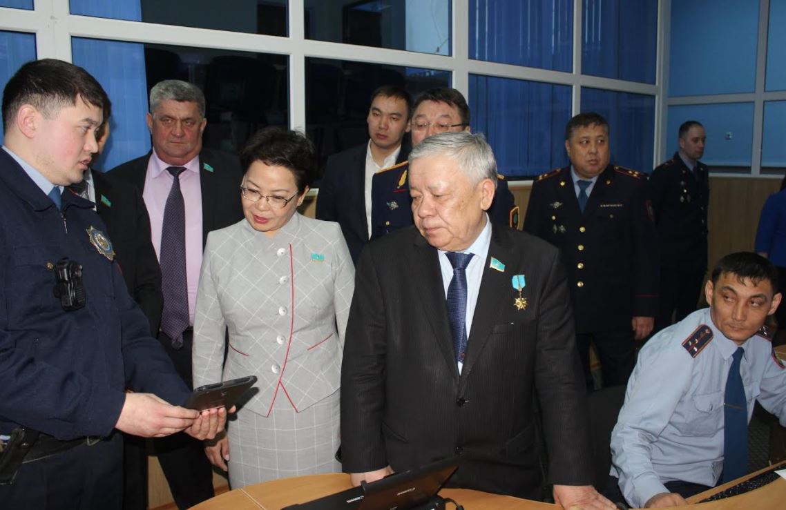 Qostanaılyq polıseıler Parlament depýtattaryna sıfrlandyrý jumystaryn kórsetti