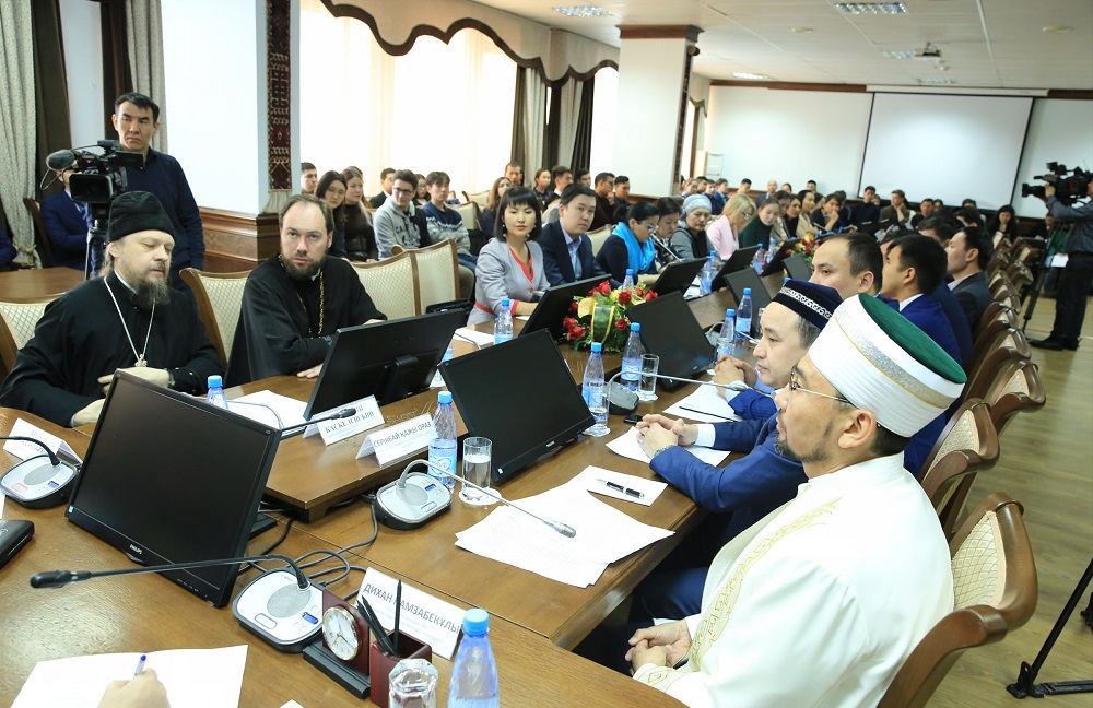 EUÝ stýdentteri Prezıdent bastamalaryn talqylady