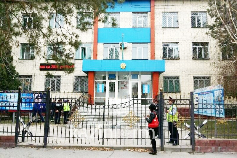 Taldyqorǵanda áskerı qyzmetker basshysyna oq atty