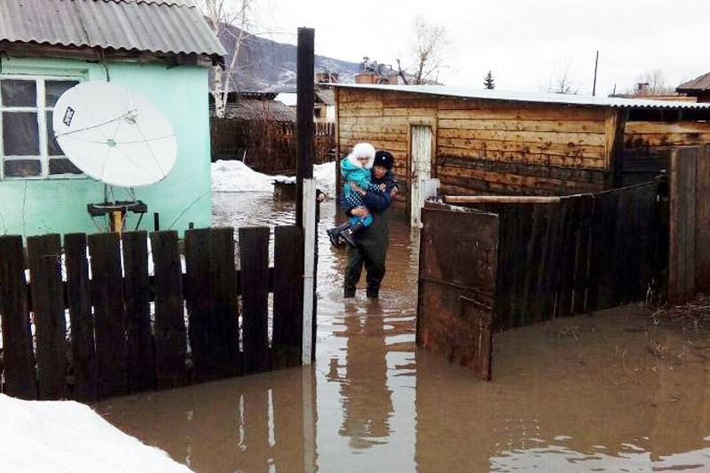 Zyrıanda Buqtyrma ózeni tası bastady