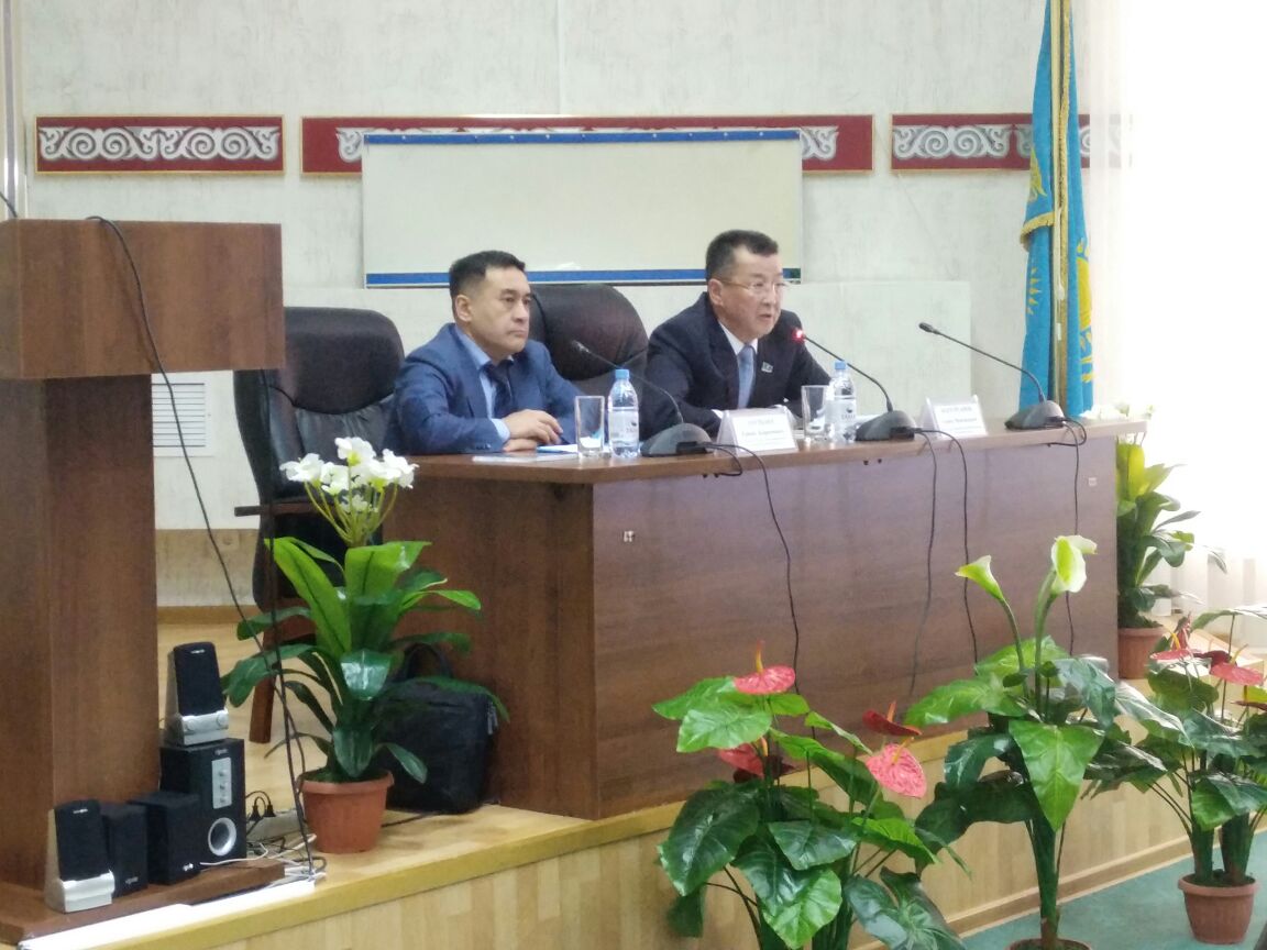 Senatormen kezdesýde dárigerler qaýipsizdigi máselesi talqylandy