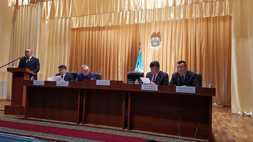 Qostanaıda shalǵaı aýdandardaǵy kólik qatynasynyń nasharlyǵy talqylandy