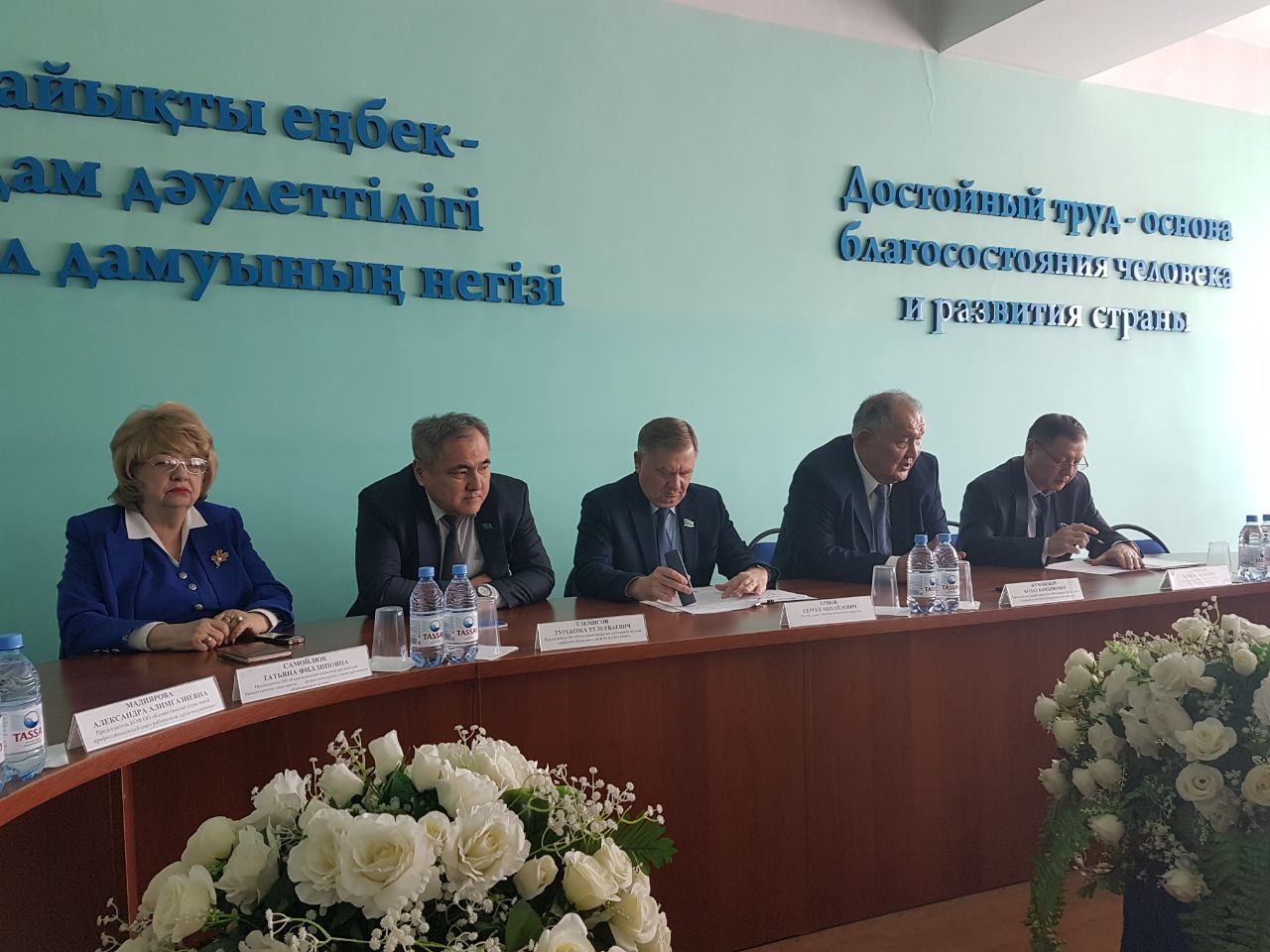 Depýtat Sergeı Ershov «Nur Otan» partııasynyń aktıvimen kezdesti