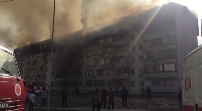 Almatyda kópqabatty úı órtendi