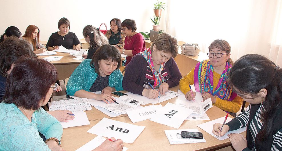 Kókshetaýdaǵy kolledj pedagogteri latynǵa kóshýge daıyn
