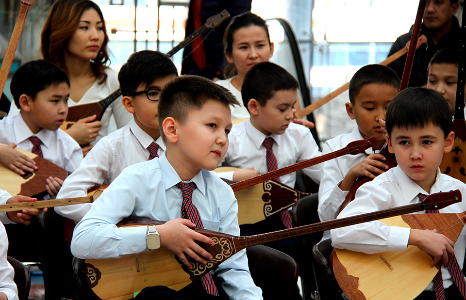 Batys Qazaqstan oblysynda mektepke dombyra syılaý aksııasy ótýde