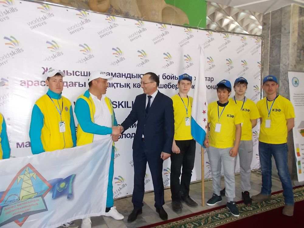 Kásiptik bilim alýshy jastar synǵa tústi