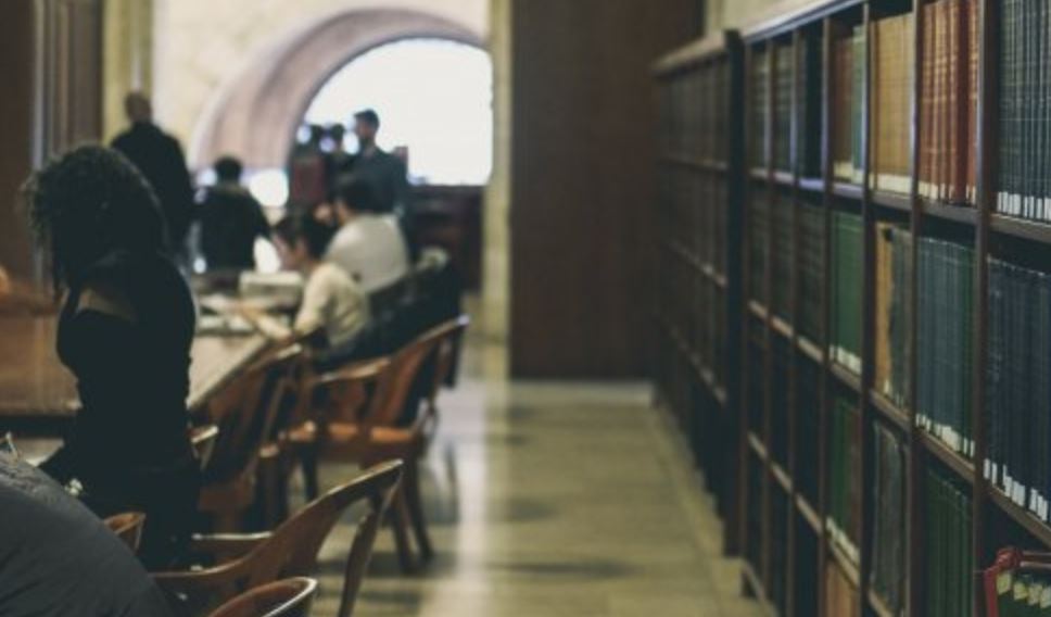 Mádenıet úıine esimi berilse